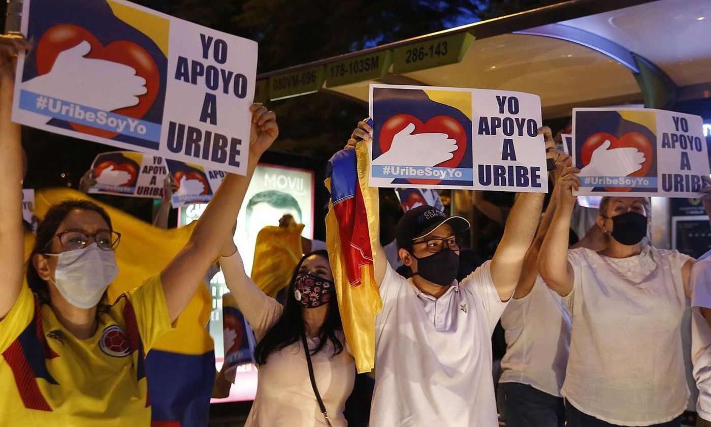 Alvaro Uribe Kolonbiako presidente ohiaren aldeko manifestariak, herenegun, Medellin hirian. LUIS EDUARDO NORIEGA / EFE.