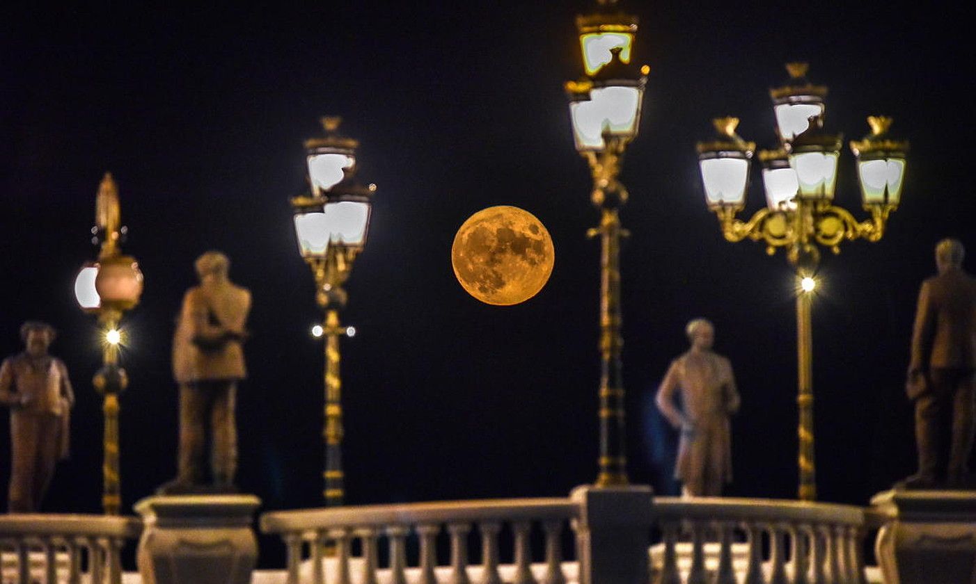 SKOPJE (Ipar Mazedoniako Errepublika), 2020-08-03. Ilargi betea Skopjeko zeruan. Abuztuko ilargi betea Gaizkata Ilargia izena ere badu. GEORGI LICOVSKI / EFE / EPA.