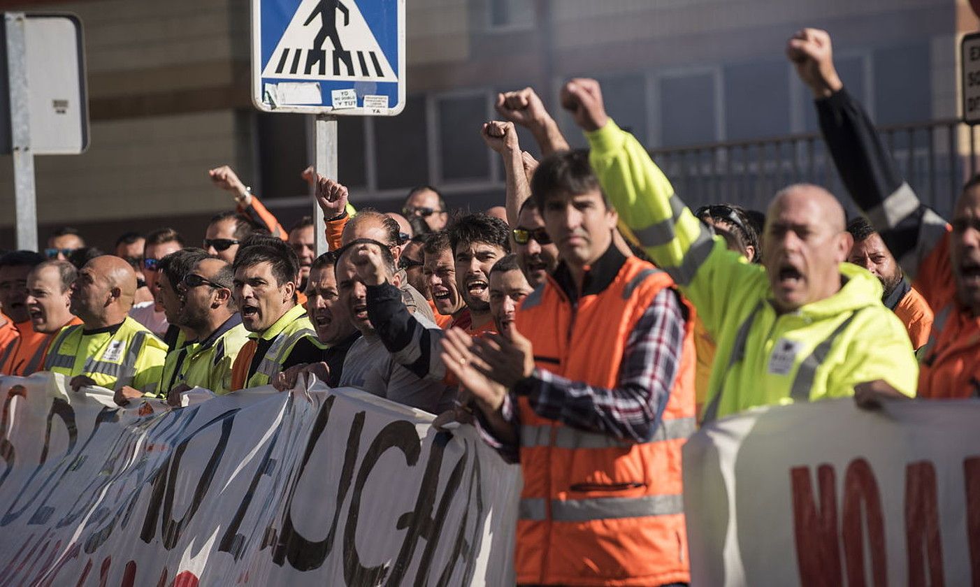 Bilboko portuko zamaketariek 2017an eginiko protesta ekitaldi bat. Azken greba handia orduan egin zuten. MIGUEL TOÑA / EFE.