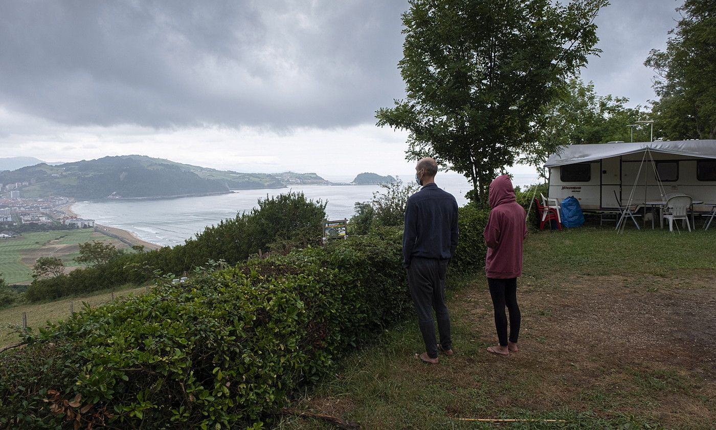 Bi pertsona Zarauzko Talai Mendi kanpinean. JON URBE / FOKU.