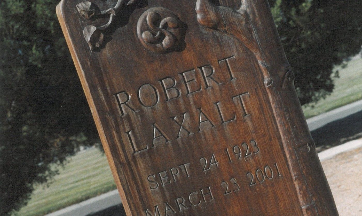 Robert Laxalt idazlearen hilobia Carson Cityko hilerrian (Nevada). ZALDI ERO.