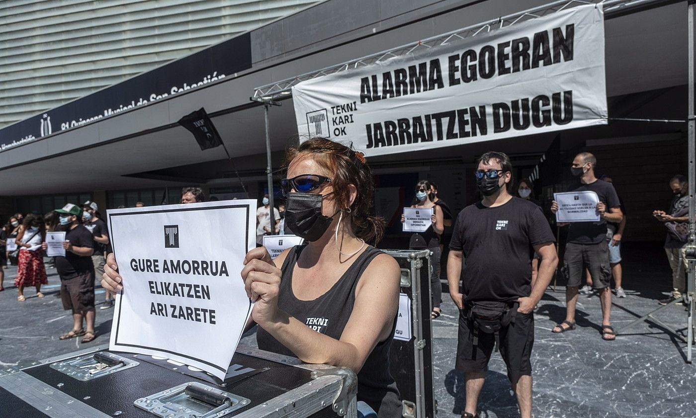 Ikuskizun teknikarien protesta atzo, Donostiako Kursaalean. JON URBE / FOKU.