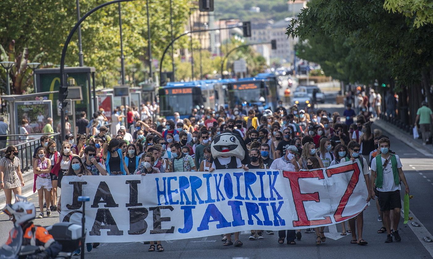 «Jai herrikoirik gabe, jairik ez» lelopean egin zuten manifestazioa Donostiako piratek atzo. 250 pertsona inguru bildu ziren, jai herrikoien alde. GORKA RUBIO / FOKU.