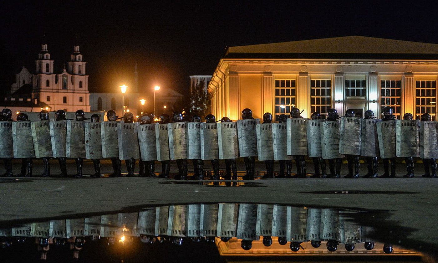Poliziaren eta manifestarien arteko istiluak piztu ziren astelehen goizaldean Minsk hiriburuan. EFE.