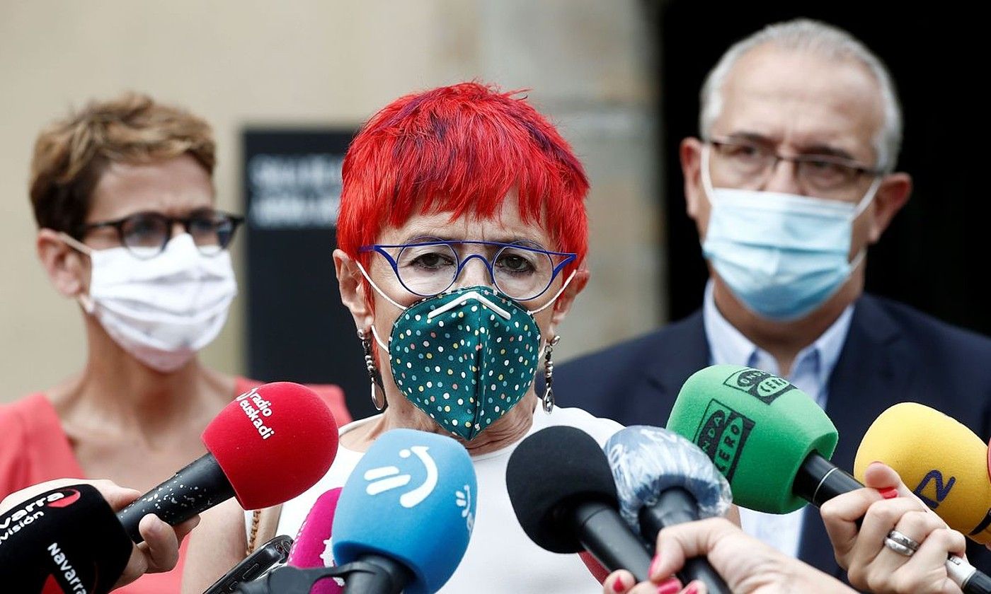 Maria Txibite, Santos Indurain eta Enrique Maia, prentsa agerraldian, atzo eginiko bileraren ostean. JESUS DIGES / EFE. Maria Txibite, Santos Indurain eta Enrique Maia, prentsa agerraldian, atzo eginiko bileraren ostean. JESUS DIGES / EFE.