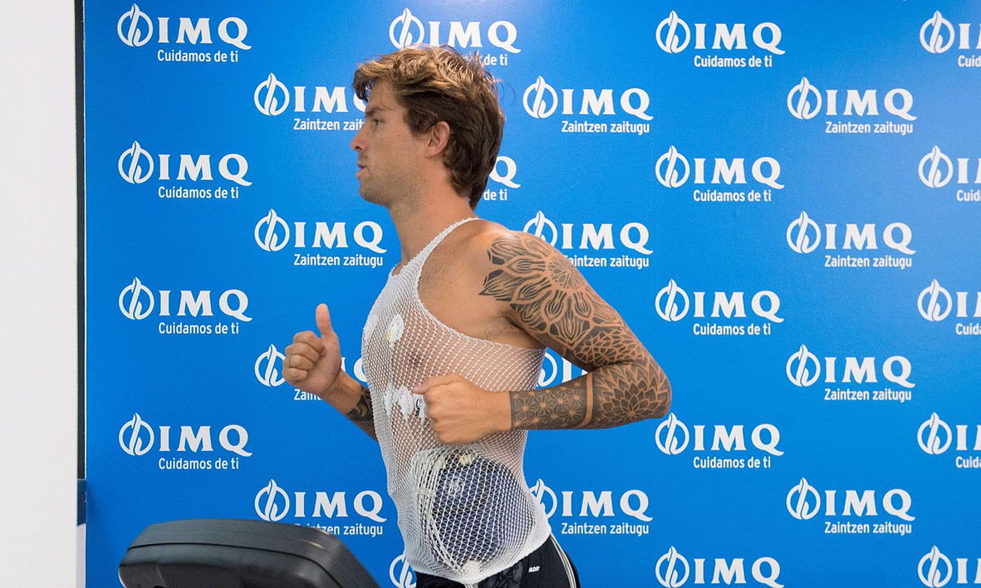 Iñigo Martinez proba fisikoak egiten, atzo, Lezaman. ATHLETIC. Iñigo Martinez proba fisikoak egiten, atzo, Lezaman. ATHLETIC.