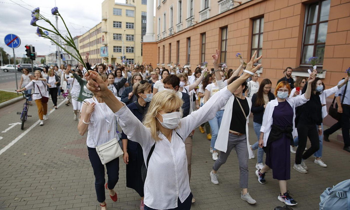 Atxilotu eta zaurituen aldeko manifestazioa, atzo, Minsken. TATIANA ZENKOVICH / EFE. Atxilotu eta zaurituen aldeko manifestazioa, atzo, Minsken. TATIANA ZENKOVICH / EFE.