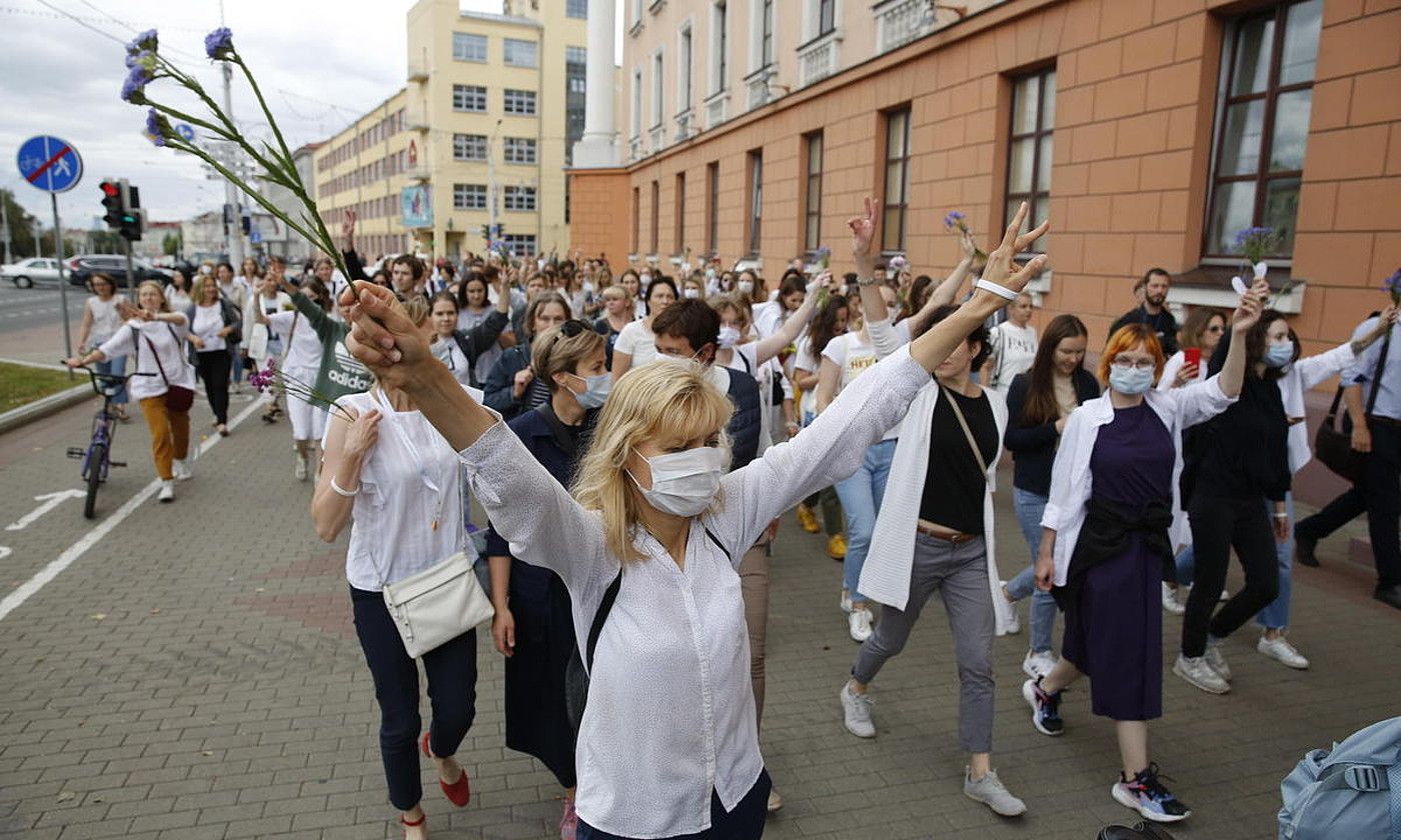 Atxilotu eta zaurituen aldeko manifestazioa, atzo, Minsken. TATIANA ZENKOVICH / EFE.