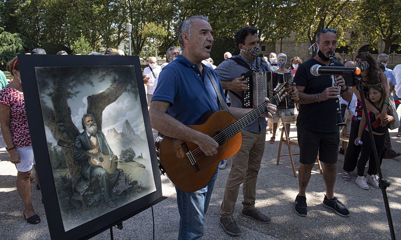 Iruñeko Gaiarreren monumentu azpian, manifestua aurkeztu eta Gernikako arbola kantatu zuten atzo. JAGOBA MANTEROLA / FOKU.