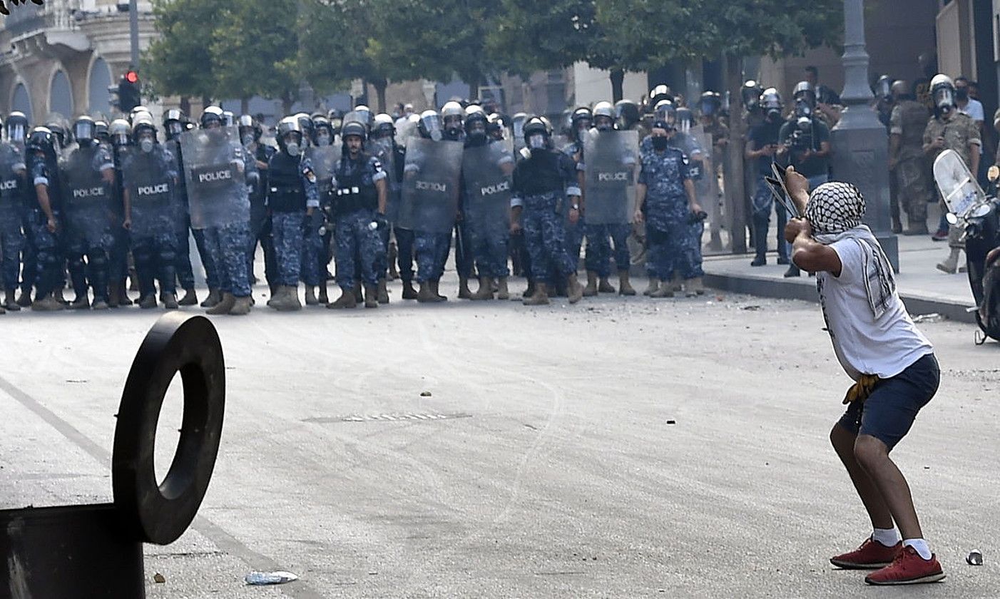 Protestari bat Beiruteko kaleetan, astelehenean. WAEL HAMZEH / EFE. Protestari bat Beiruteko kaleetan, astelehenean. WAEL HAMZEH / EFE.