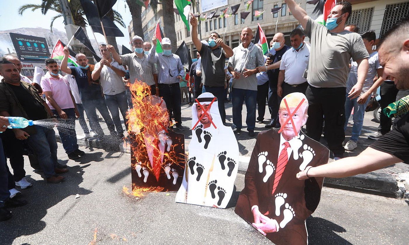 Manifestariak, atzo, Palestinan, Israelen eta Emirerrien arteko akordioaren kontra protestan. ALAA BADARNEH / EFE.