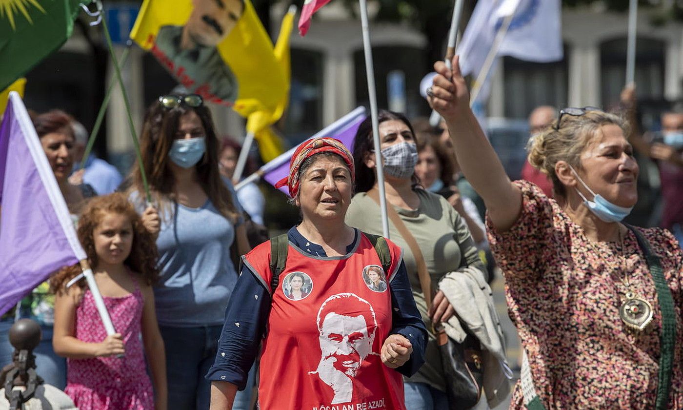 Kurduen aldeko manifestazio bat, Genevan, Suitzan. MARTIAL TREZZINI / EFE. Kurduen aldeko manifestazio bat, Genevan, Suitzan. MARTIAL TREZZINI / EFE.