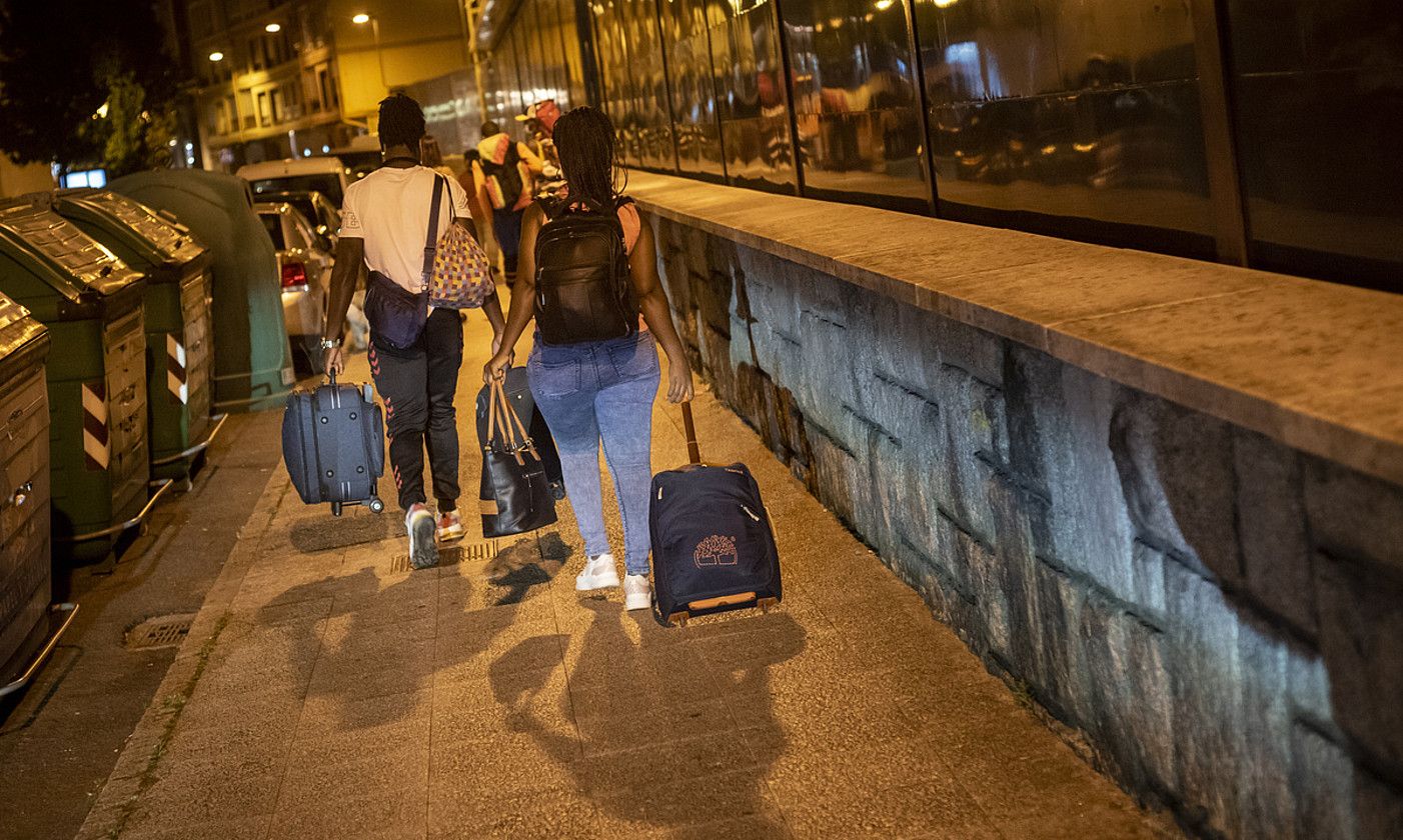 Hainbat migrante, Irungo tren eta autobus geltokira iritsi berritan, maletak eskutan. GARI GARAIALDE / BOSTOK PHOTO.