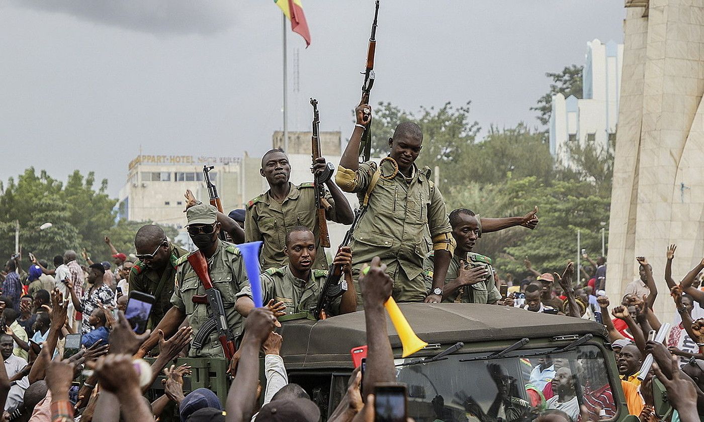 Militarrak Bamakoko kaleetan sartzen, atzo. MOUSSA KALAPO / EFE.