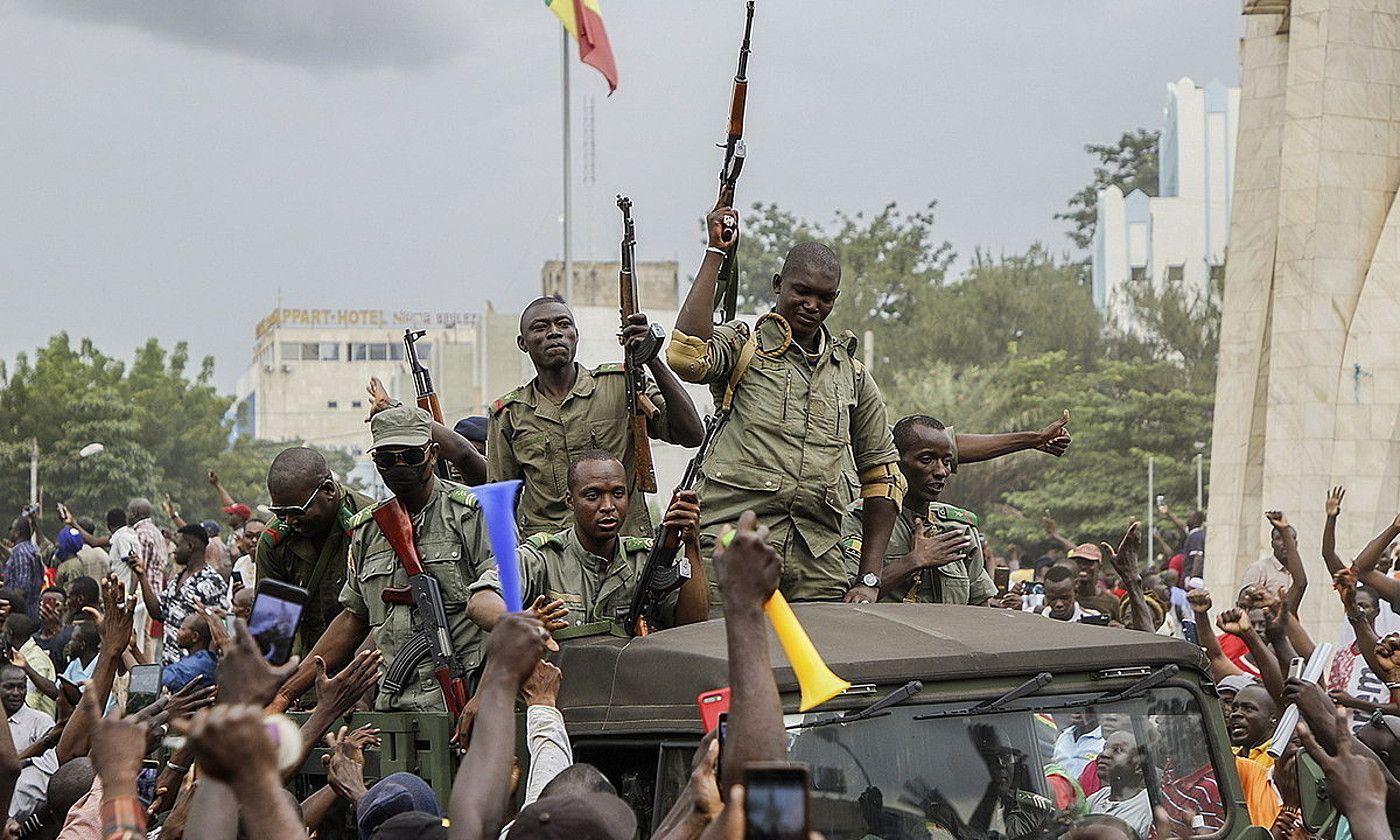 Militarrak Bamakoko kaleetan sartzen, atzo. MOUSSA KALAPO / EFE. Militarrak Bamakoko kaleetan sartzen, atzo. MOUSSA KALAPO / EFE.