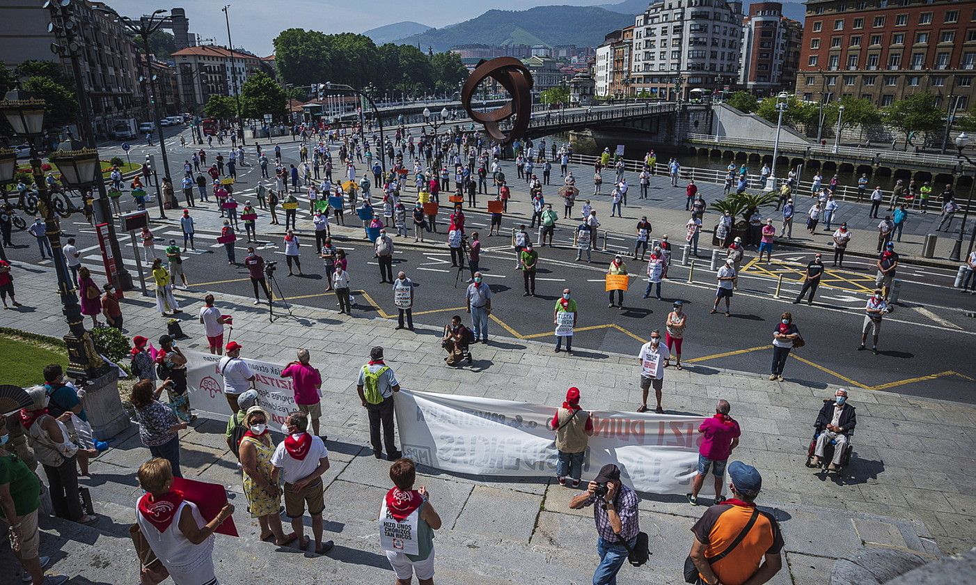 Pentsiodunen protesta bat Bilboko udaletxearen aurrean, itxialdi ostean, ekainaren hasieran. ARITZ LOIOLA / FOKU.