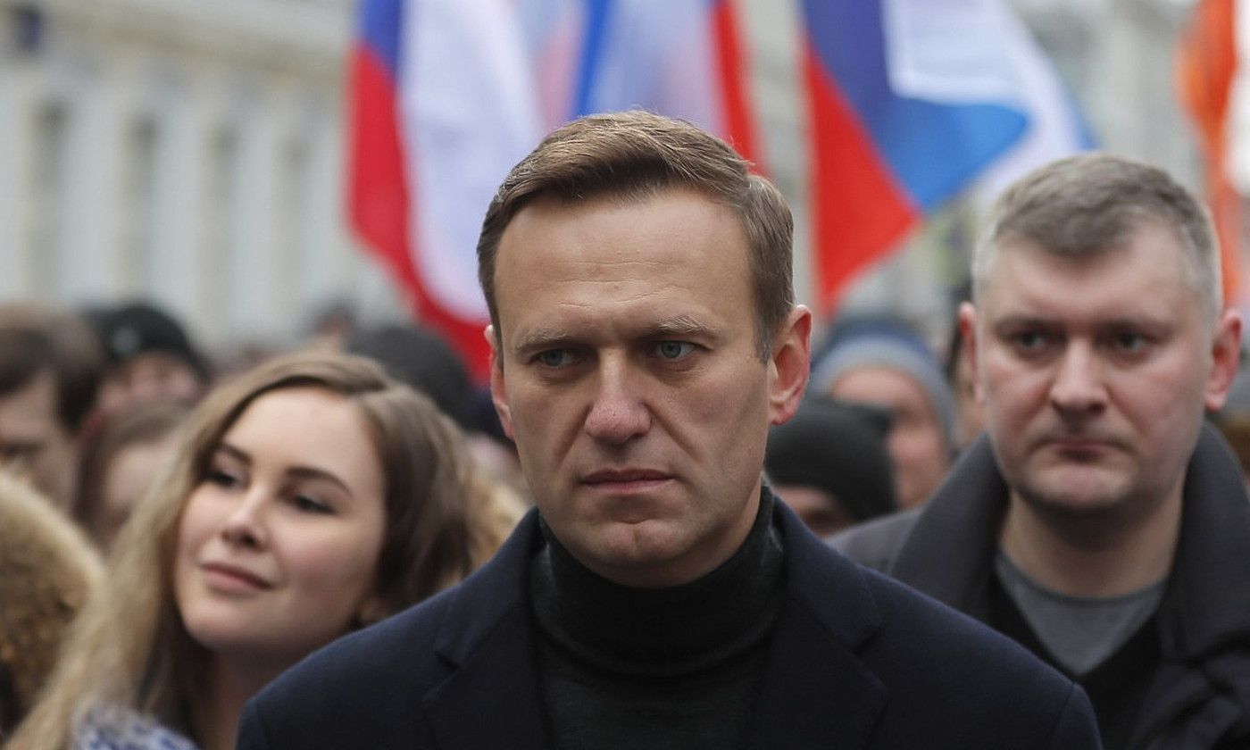 Aleksei Navalni Errusiako oposizioburua eta ustelkeriaren aurkako aktibista, otsaileko manifestazio batean, Moskun. YURI KOCHETKOV / EFE. Aleksei Navalni Errusiako oposizioburua eta ustelkeriaren aurkako aktibista, otsaileko manifestazio batean, Moskun. YURI KOCHETKOV / EFE.