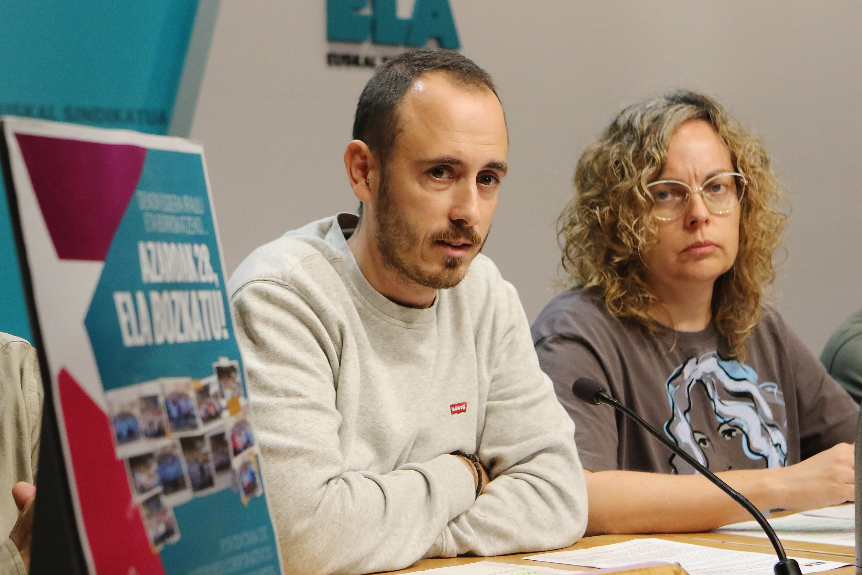 Arkaitz Herreros eta Esther Saavedra ELAko Osakidetzako arduradunek agerraldia egin dute gaur, Bilbon. OSKAR MATXIN EDESA / FOKU