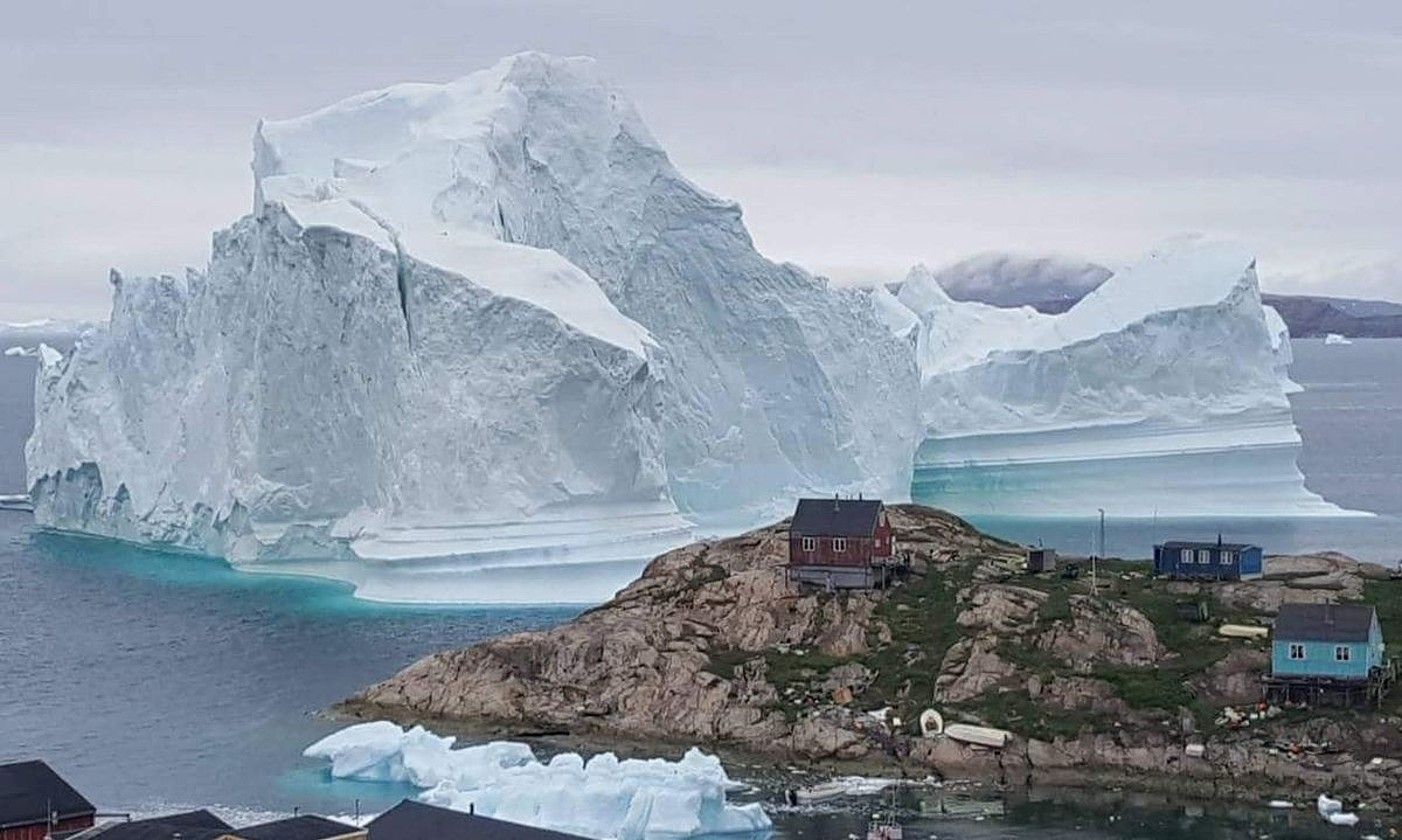 Iceberg bat Innaarsuit herriaren ondoan, Groenlandian. KARL PETESEN / EFE.