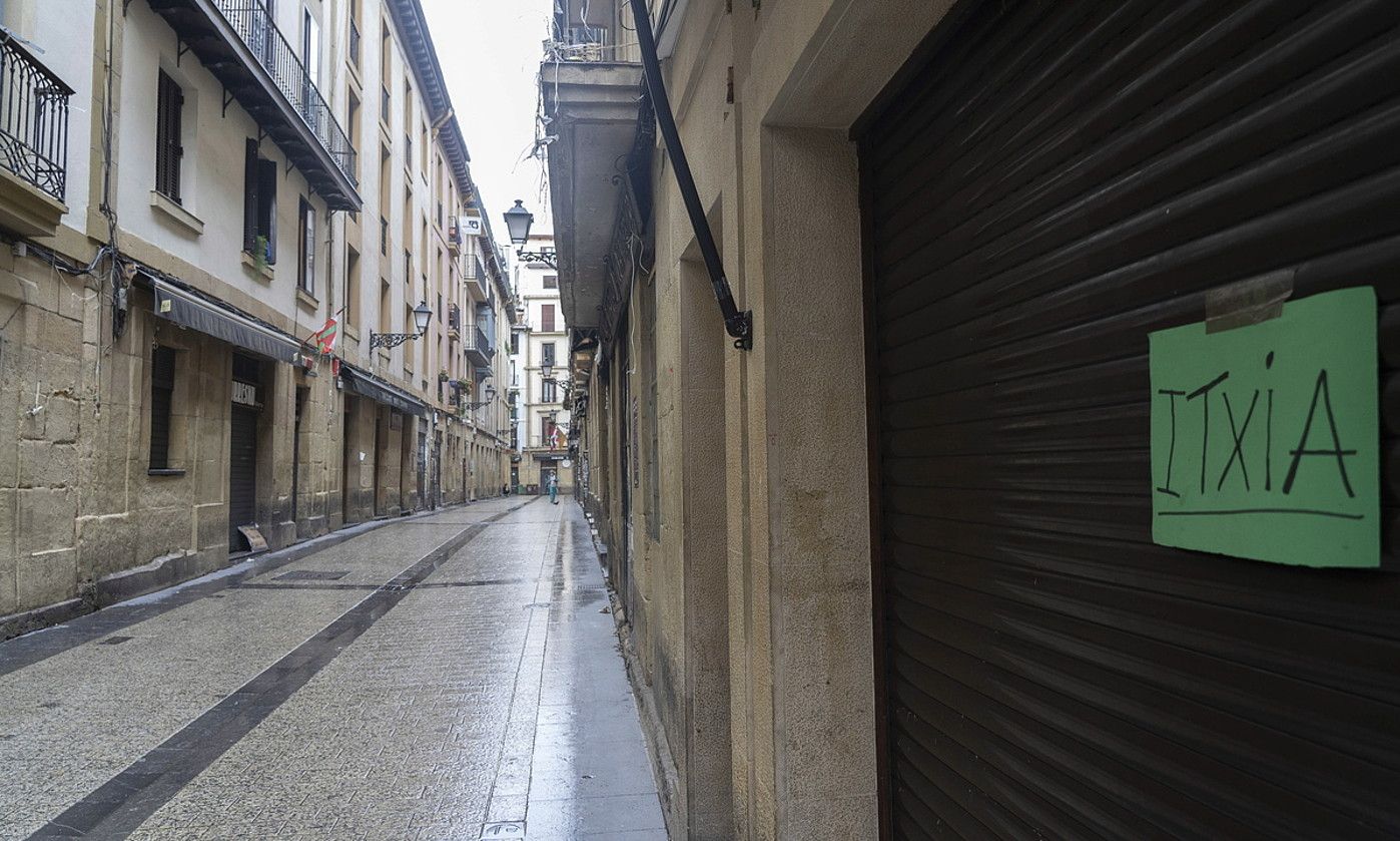 Taberna guztiak itxita atzo arratsaldean, Donostiako Parte Zaharreko Juan de Bilbao kalean. ANDONI CANELLADA / FOKU.