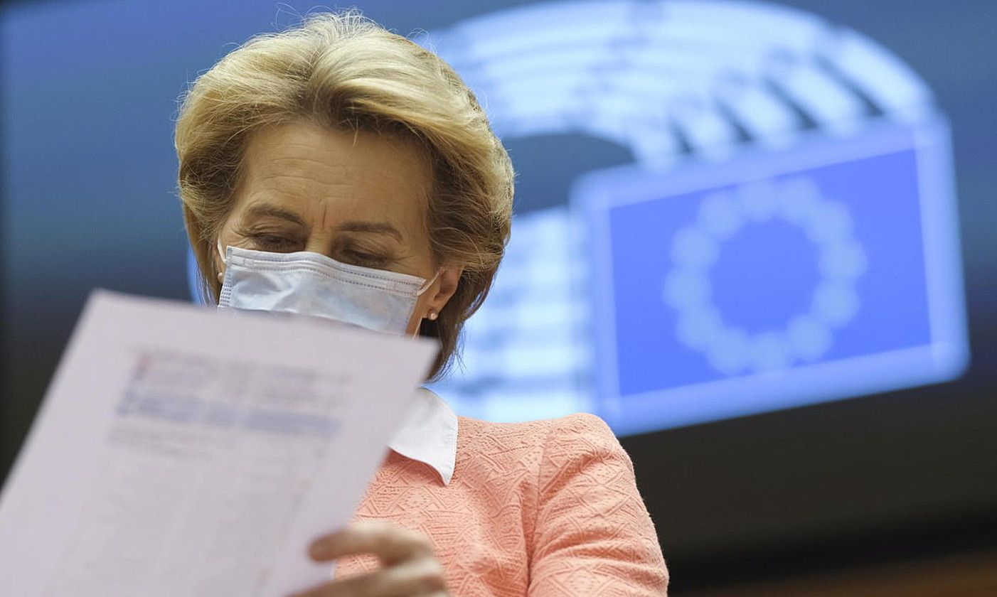 Ursula Von der Leyen lehendakaria, Europako Batzordearen bilera batean. OLIVIER HOSLET / EFE.