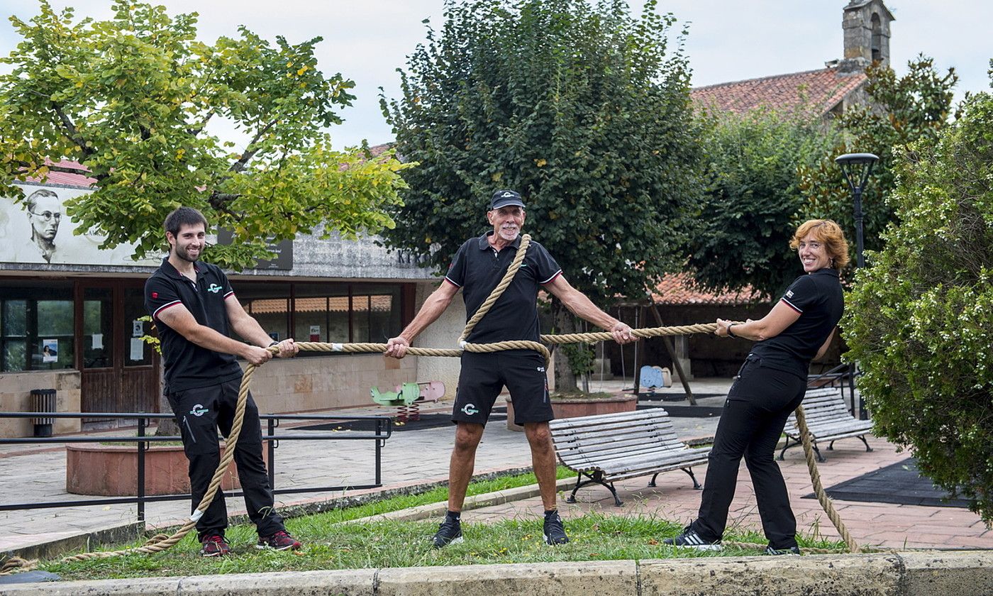 Oier Bilbao, Jose Antonio Goirigolzarri eta Nerea Egurrola, entrenamendu baten aurretik, Laukizen. MARISOL RAMIREZ / FOKU.