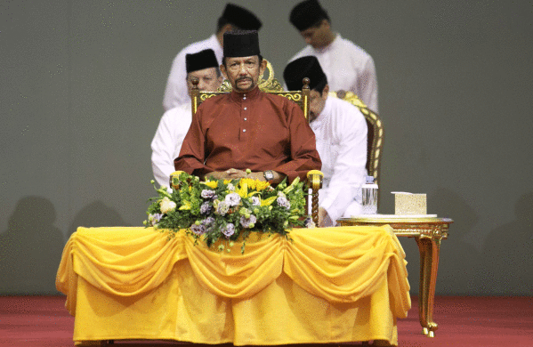 Hassanal Bolkiah Bruneiko sultana diskurtso bat ematen, gaur. EFE
