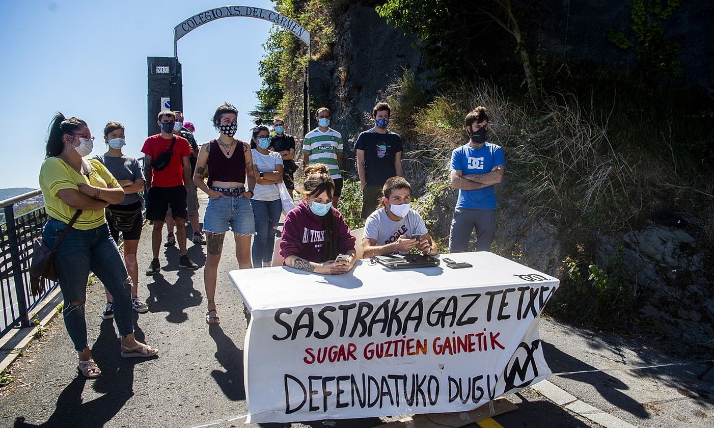 Gaztetxeko kideek gertatutakoa salatu zuten, atzo. LUIS JAUREGIALTZO / FOKU.