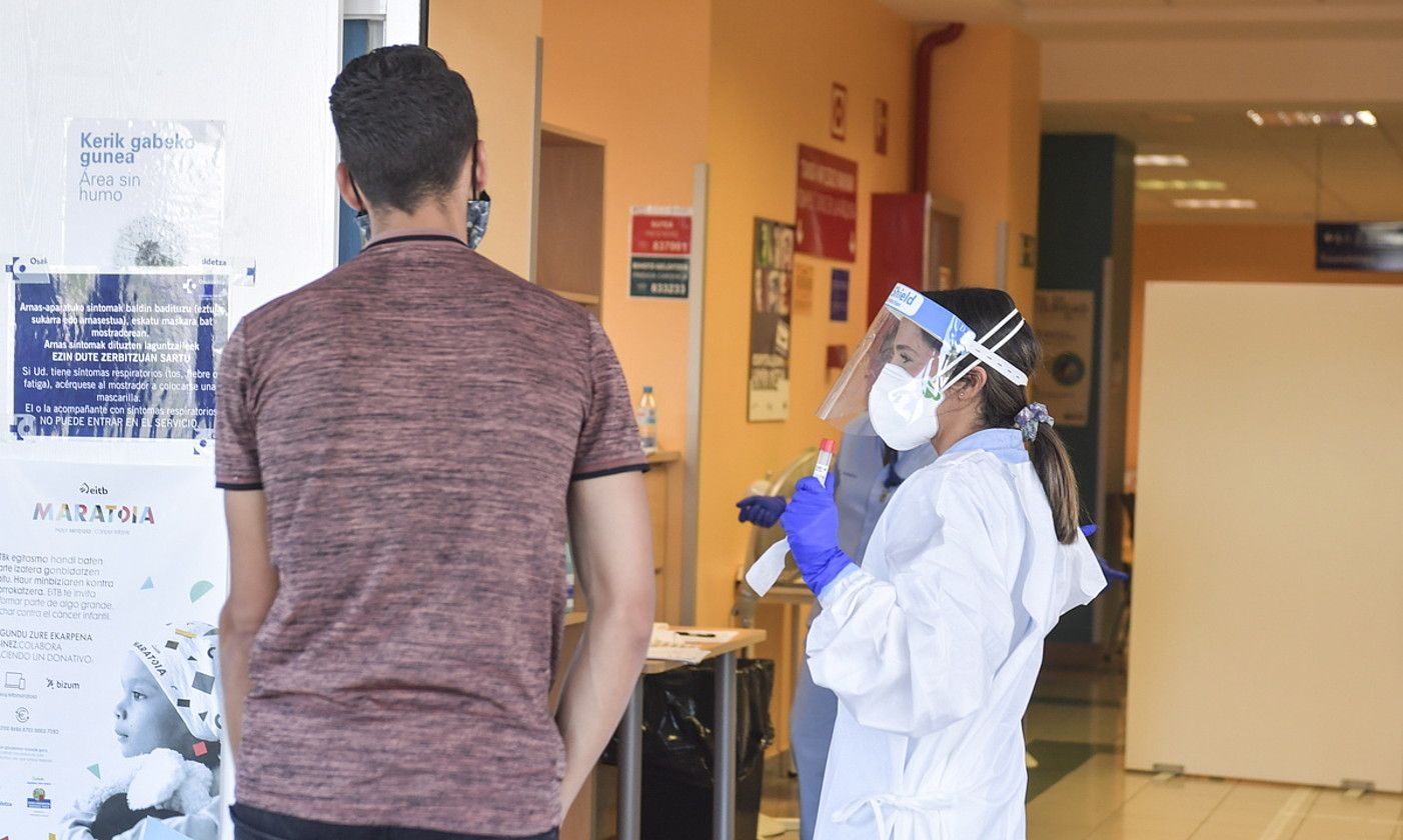 Osasun langileak PCR probak egiten aritu ziren asteartean, Donostia ospitalean. IDOIA ZABALETA / FOKU. Osasun langileak PCR probak egiten aritu ziren asteartean, Donostia ospitalean. IDOIA ZABALETA / FOKU.