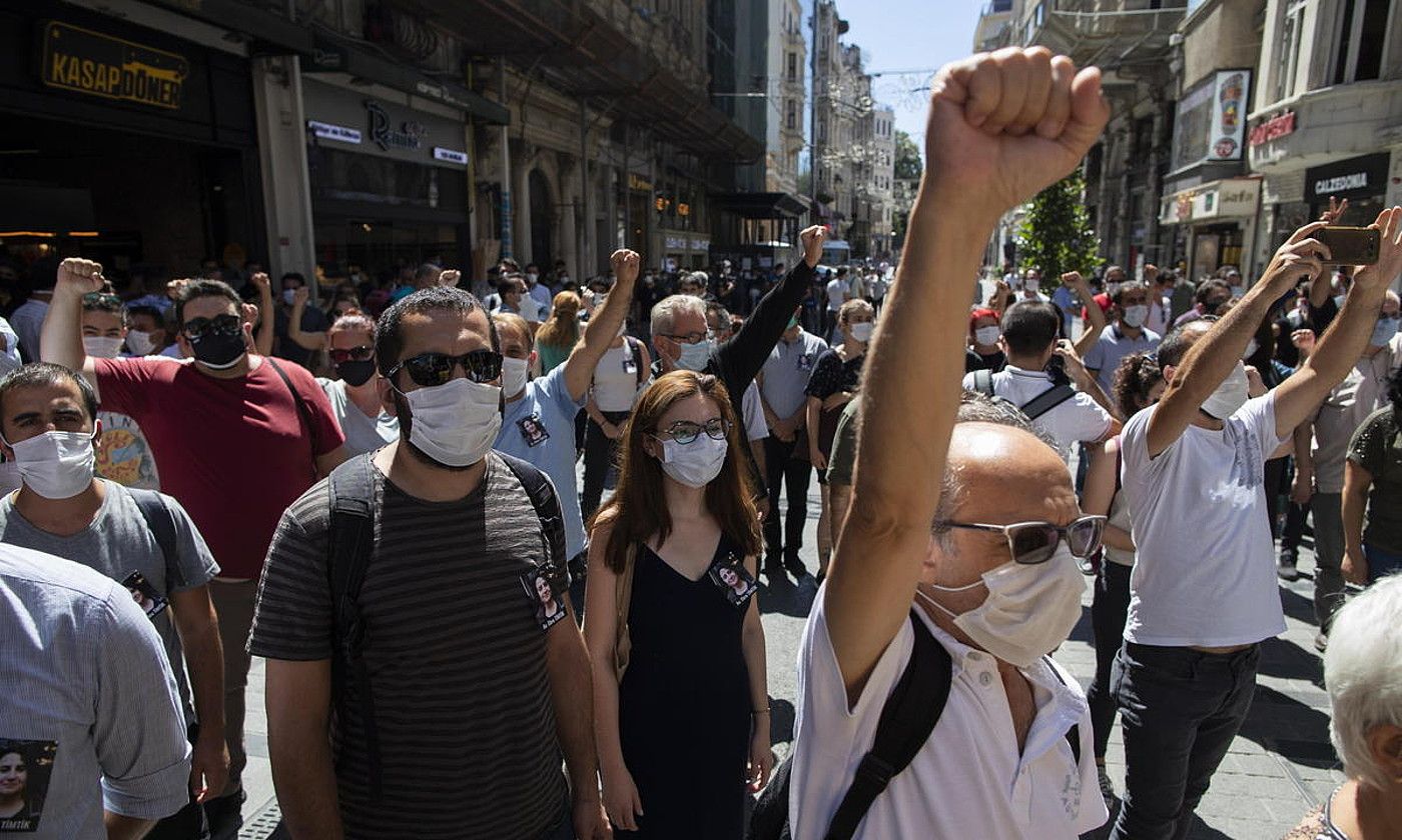 Turkiako Gobernuaren aurkako protestak, atzo, Timtik ezkerreko abokatuaren heriotza salatzeko eta hari babesa emateko. TOLGA BOZOGLU / EFE.