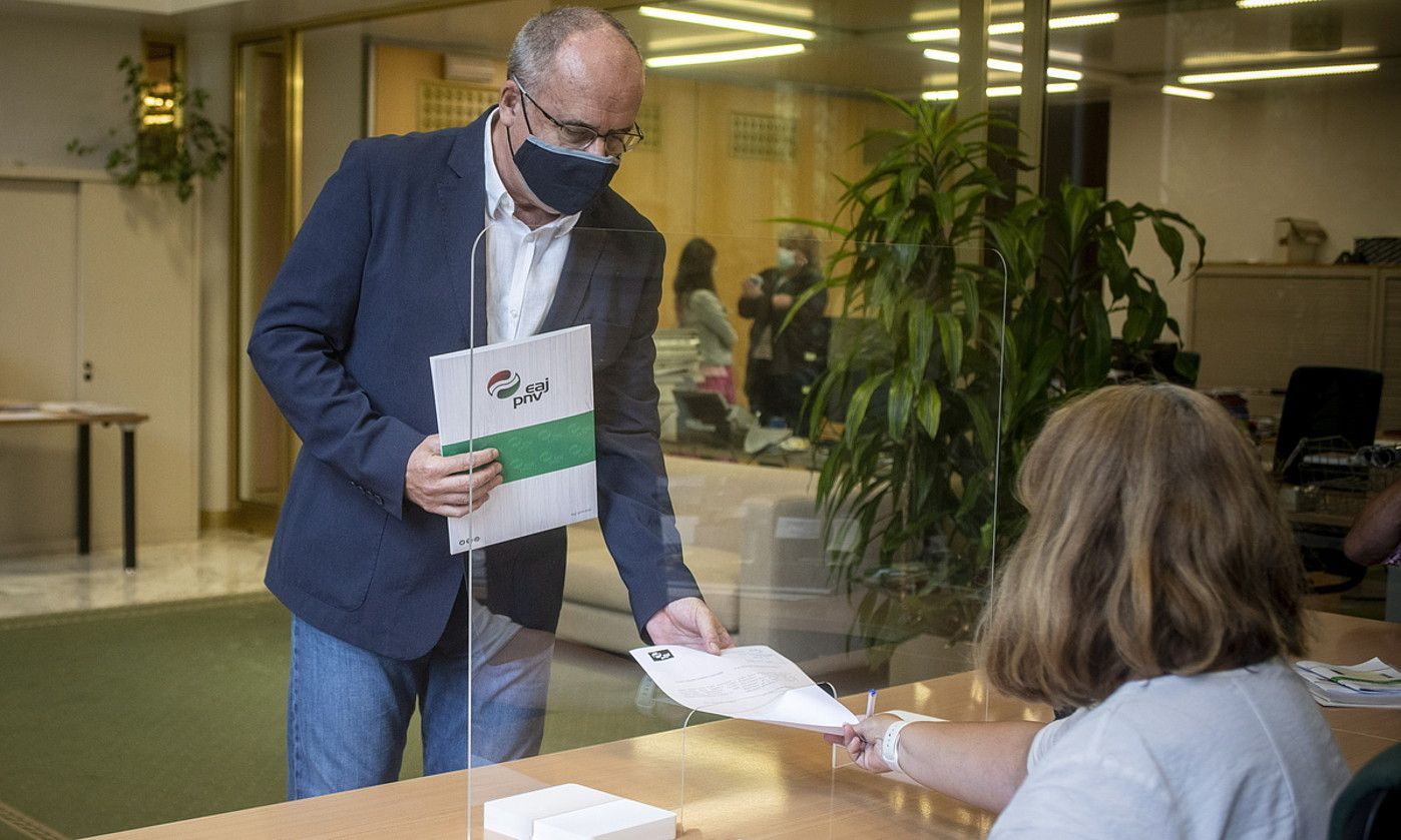 Joseba Egibar EAJkoa, Iñigo Urkulluren hautagaitza erregistratzen, atzo. JAIZKI FONTANEDA / FOKU. Joseba Egibar EAJkoa, Iñigo Urkulluren hautagaitza erregistratzen, atzo. JAIZKI FONTANEDA / FOKU.