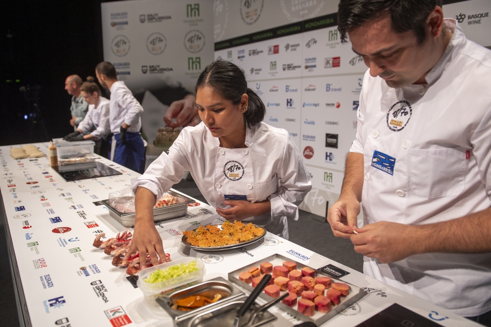 XIX.Euskal Herriko Pintxo Txapelketako finalistak, pintxoak prestatzen. IDOIA ZABALETA / FOKU. XIX.Euskal Herriko Pintxo Txapelketako finalistak, pintxoak prestatzen. IDOIA ZABALETA / FOKU.