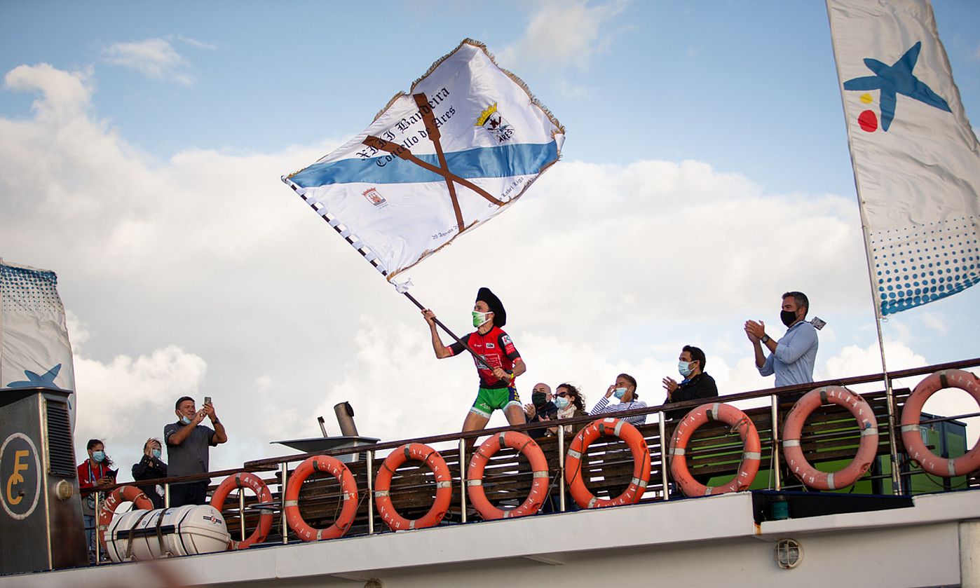 Ioseba Amunarriz, Hondarribia taldeko patroia, atzo Aresen irabazitako bandera astintzen, agintarien itsasontzian. AITOR ARRIZABALAGA / EUSKO LABEL LIGA.