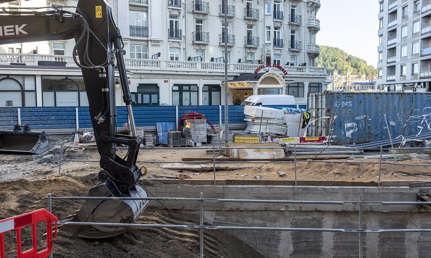 Makinak, Donostiako metroaren lanetan gertaturiko zuloa hormigoiz estaltzen, atzo, Londres hotelaren parean. JON URBE / FOKU.