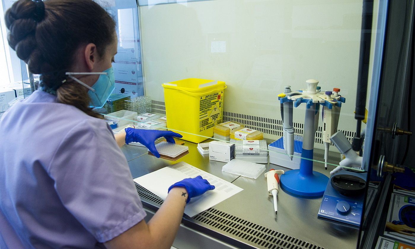Gurutzetako ospitaleko laborategian, PCR probak egiten, aurreko astean. LUIS JAUREGIALTZO / FOKU. Gurutzetako ospitaleko laborategian, PCR probak egiten, aurreko astean. LUIS JAUREGIALTZO / FOKU.