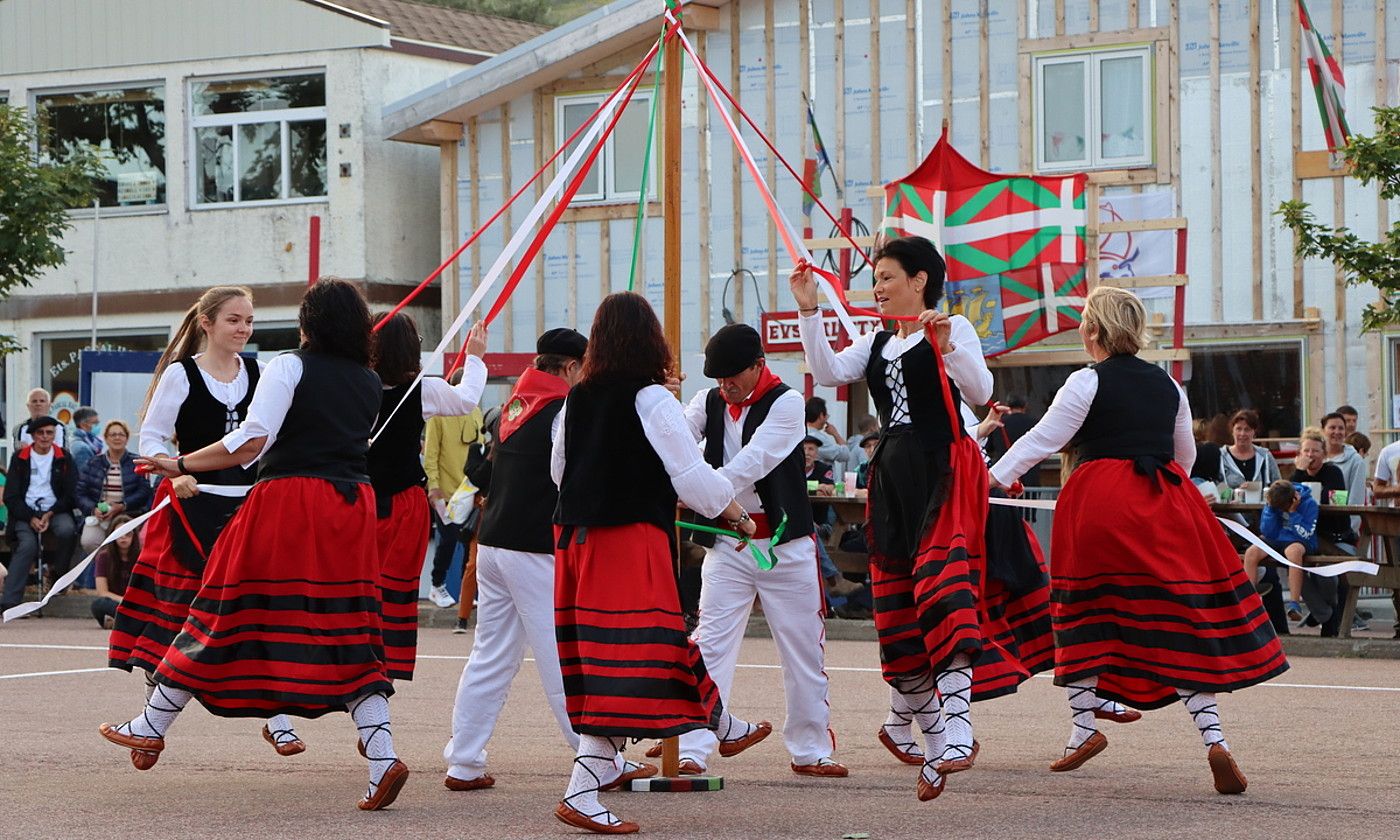 Orok Bat dantza taldea Saint-Pierre eta Mikeluneko herritarrek osatzen dute, eta euskal dantzak dantzatzen dituzte. BERRIA.