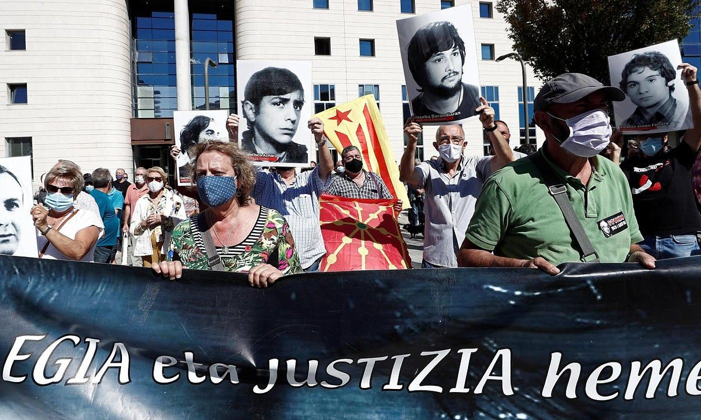 Iruñean protesta, atzo, Argentinako kereilaren alde. JESUS DIGES / EFE.