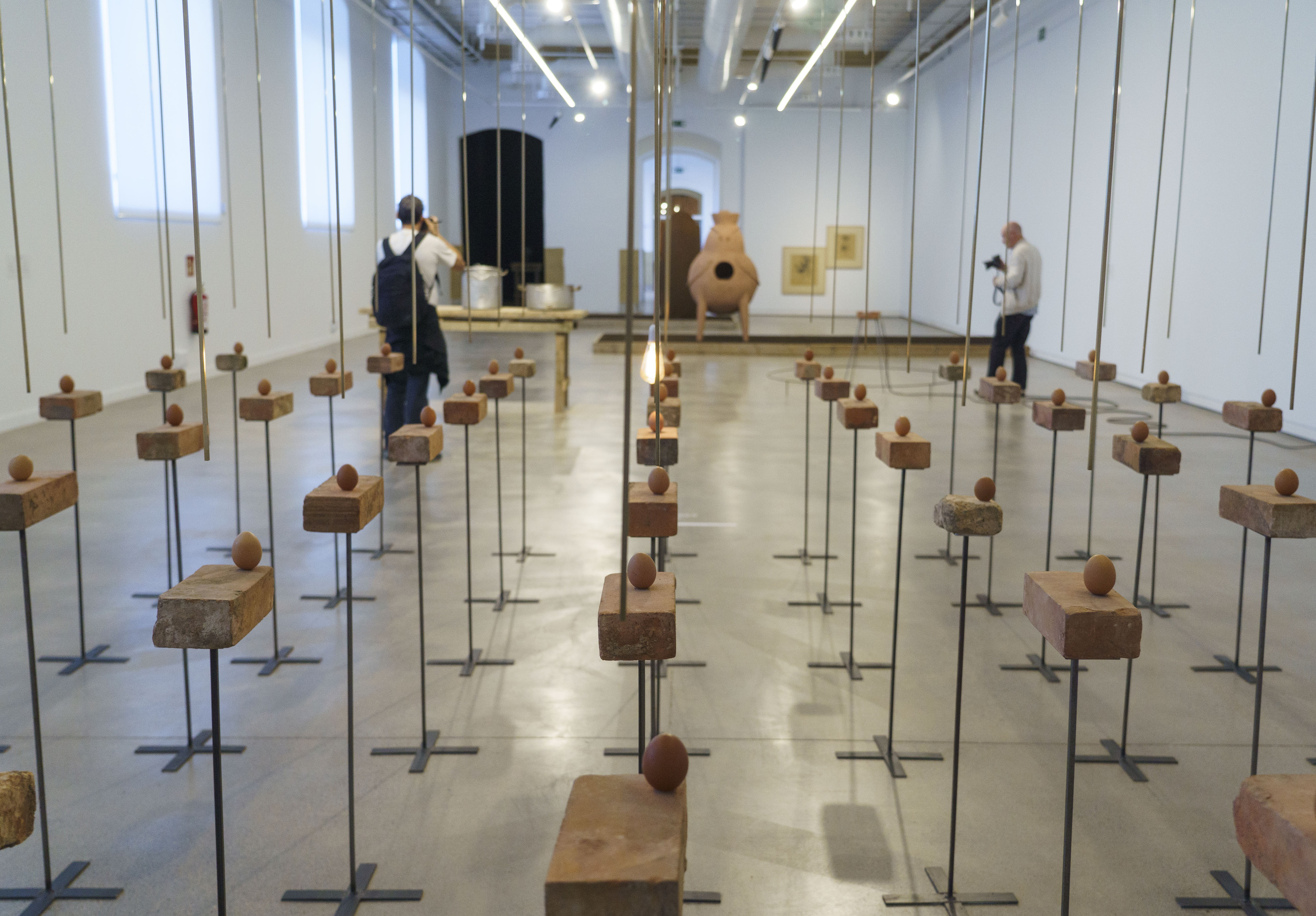 Gabriel Chaile artistaren hainbat obra, 'So eginez aldatu ginen' erakusketan, Donostian. JON URBE / FOKU