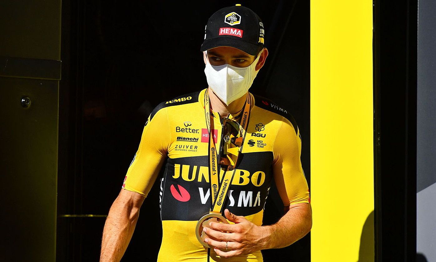 Wout van Aert, maskararekin, podiumean. STUART FRANKLIN / EFE. Wout van Aert, maskararekin, podiumean. STUART FRANKLIN / EFE.