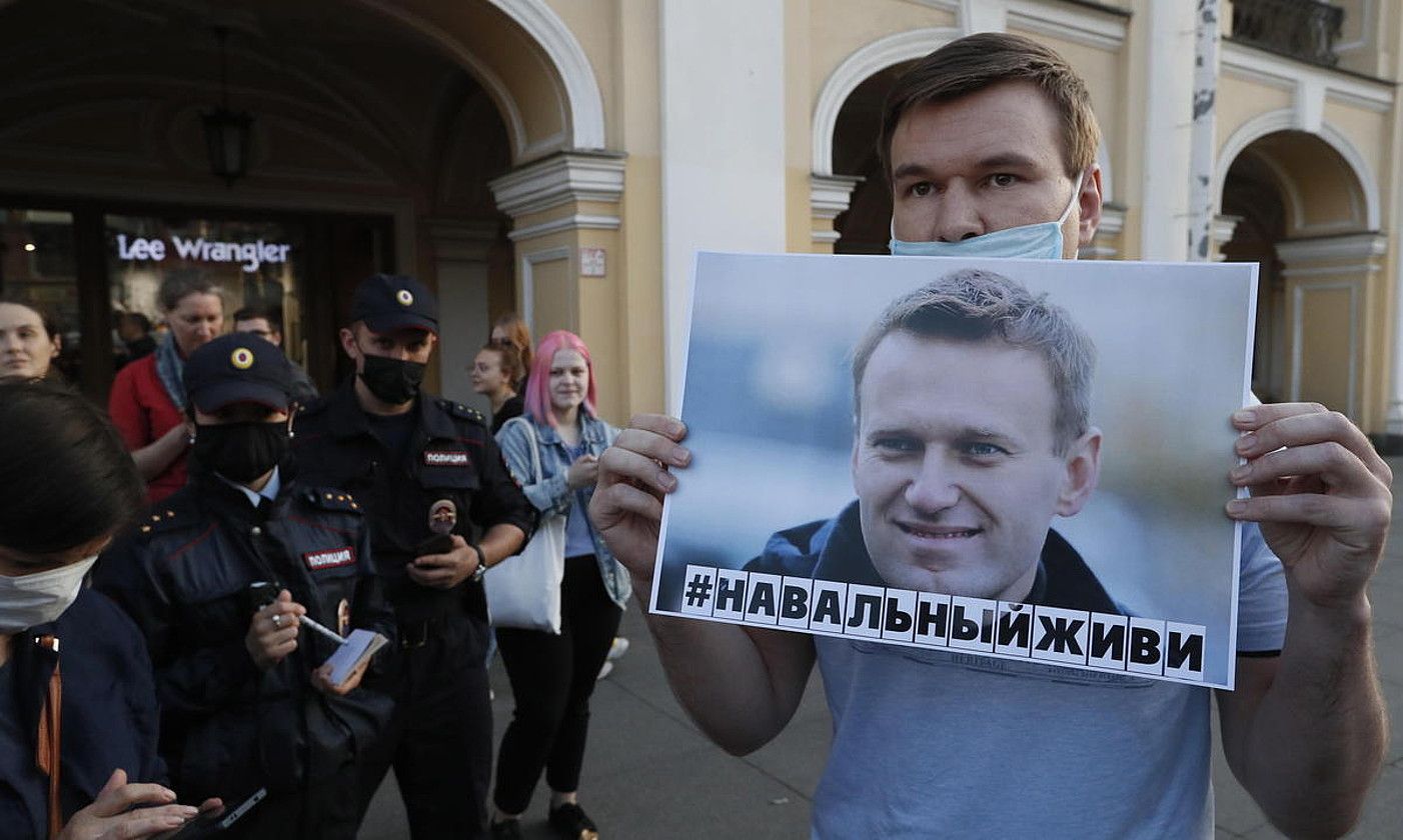 Manifestari bat Aleksei Navalni Errusiako oposizioburuaren aldeko mezua duen kartel bat eskuetan duela, San Petersburgon, Errusian. ANATOLY MALTSEV / EFE.