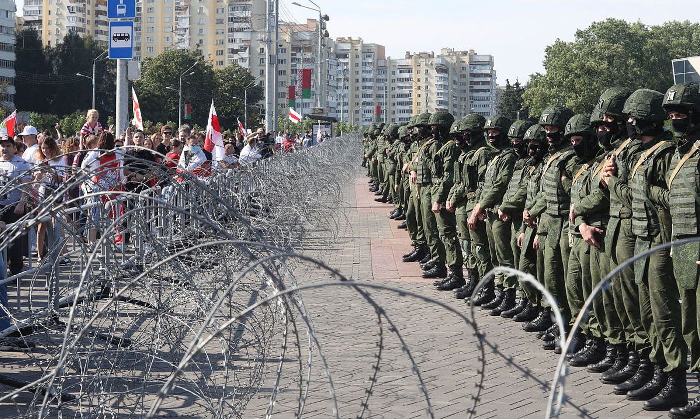 Manifestariak, Minsken, militarrak aurrez aurre dituztela. Abuztu hasieratik egunero izan dira protestak hiriburuan. STR / EFE. Manifestariak, Minsken, militarrak aurrez aurre dituztela. Abuztu hasieratik egunero izan dira protestak hiriburuan. STR / EFE.