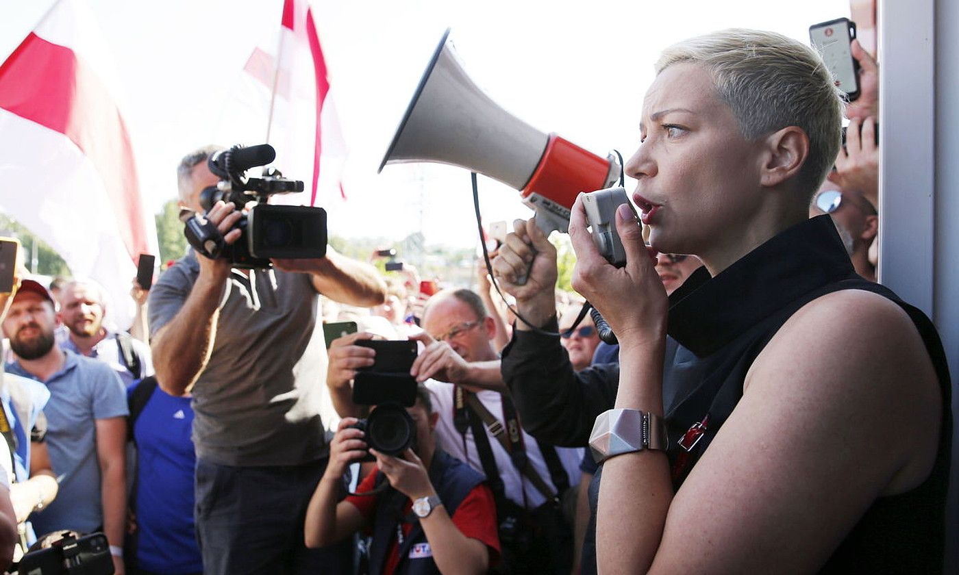 Maria Kolesnikova —eskuinean—, Minsken, artxiboko argazki batean. Oposizioak salatu du segurtasun indarrek «bahitu» egin dutela Kolesnikova. TATYANA ZENKOVICH / EFE.