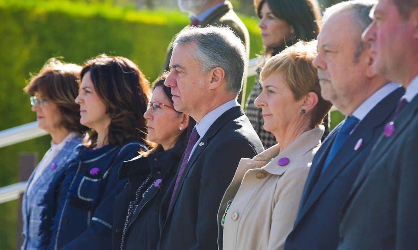 Izaskun Landaida, Beatriz Artolazabalen eta Iñigo Urkulluren artean, iazko azaroaren 25ean Emakumeen Aurkako Indarkeriaren Kontrako Egunean. DAVID AGUILAR / EFE.