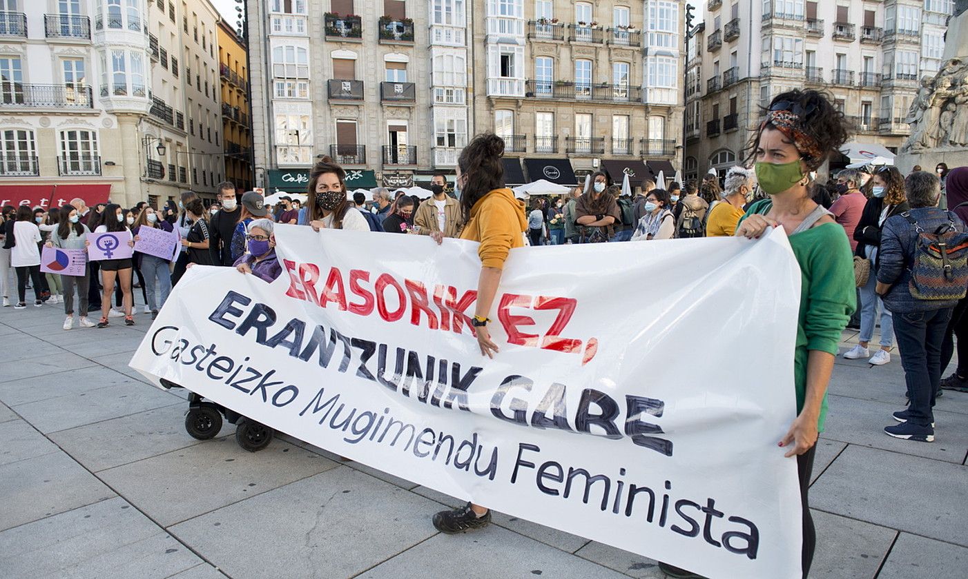 Bortxaketa gaitzesteko atzo egindako elkarretaratzea. RAUL BOGAJO / FOKU. Bortxaketa gaitzesteko atzo egindako elkarretaratzea. RAUL BOGAJO / FOKU.
