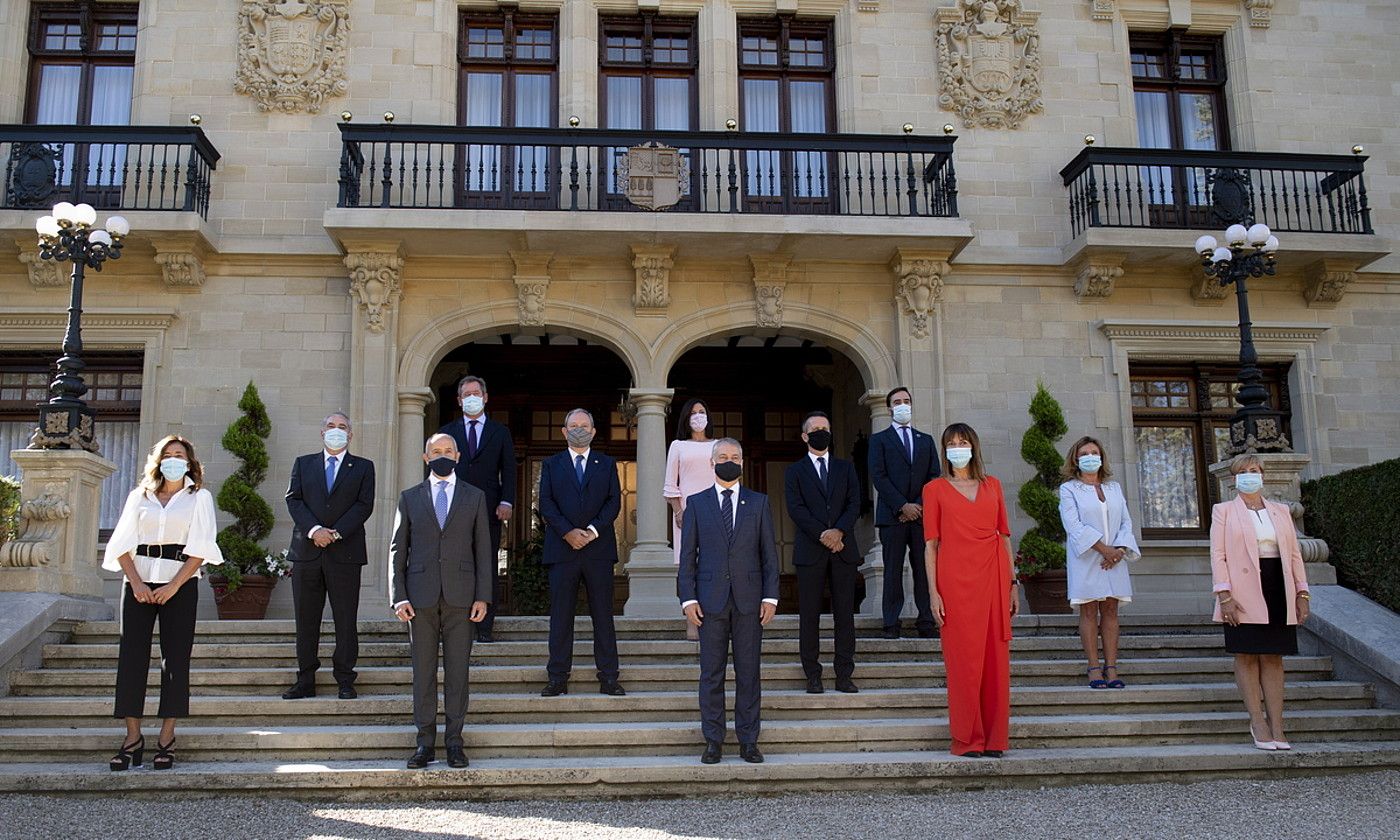 Gobernu berriaren argazkia egin zuten atzo goizean Ajuriaeneko jauregiaren eskaileretan. RAUL BOGAJO / FOKU. Gobernu berriaren argazkia egin zuten atzo goizean Ajuriaeneko jauregiaren eskaileretan. RAUL BOGAJO / FOKU.