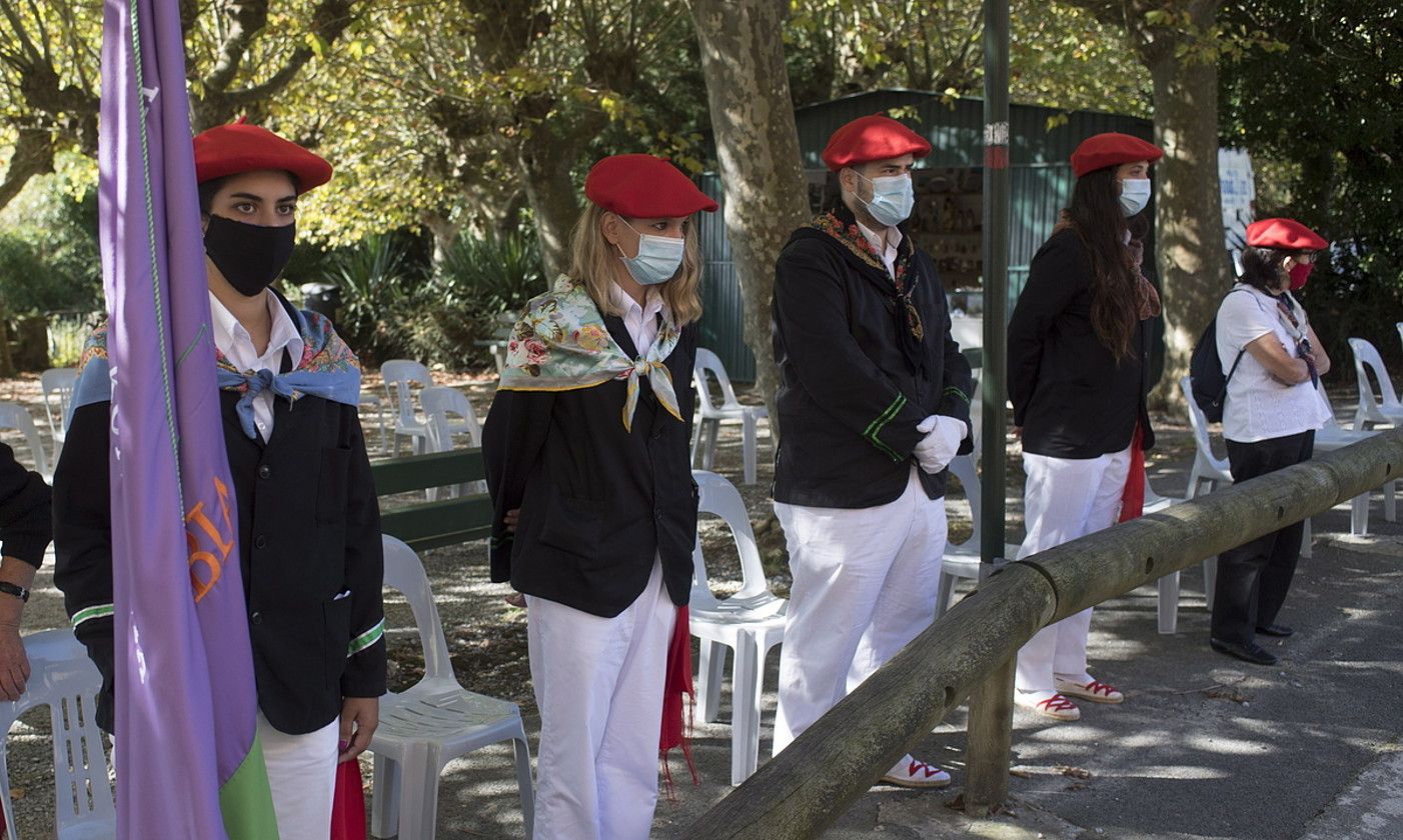 Jaizkibel konpainiako hainbat kide, atzo. JUAN CARLOS RUIZ / FOKU. Jaizkibel konpainiako hainbat kide, atzo. JUAN CARLOS RUIZ / FOKU.
