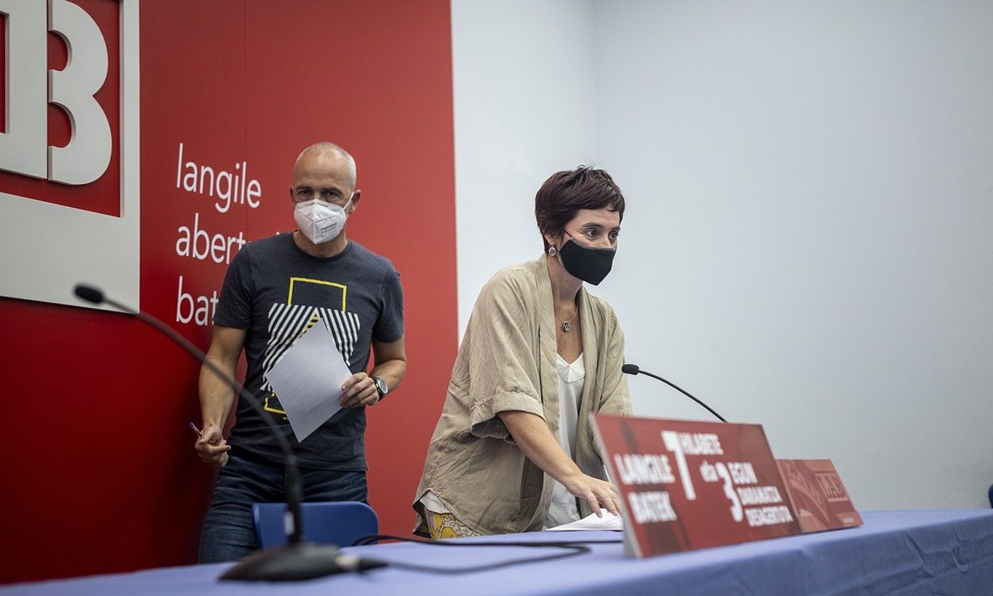 LABeko Negoziazio Kolektiboko arduradun Xabier Ugartemendia eta idazkari nagusi Garbiñe Aranburu, atzo, agerraldia hasteko prest. SINADURA / AGENTZIA.