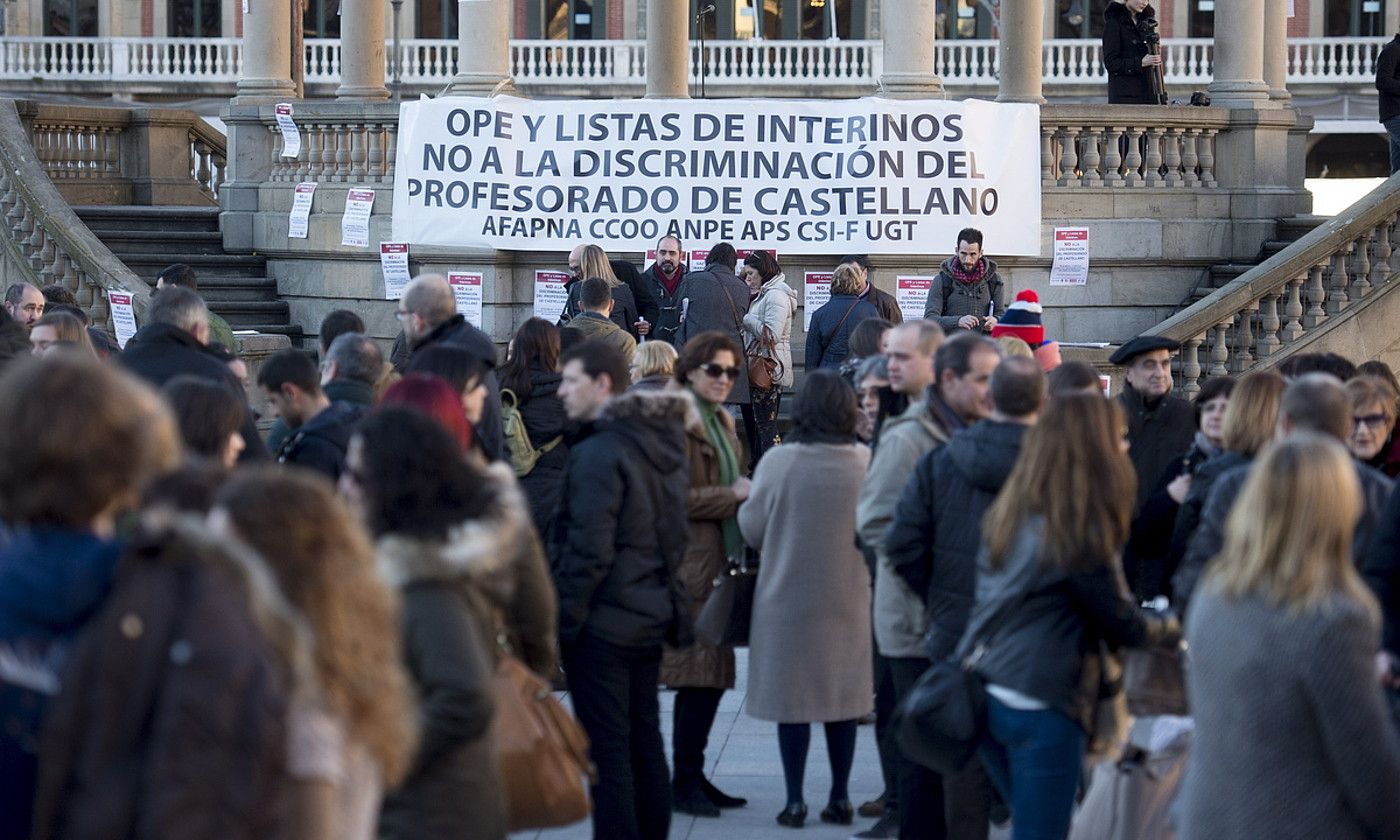 2016ko LEParen aurka protestara irten ziren sindikatuak Iruñean. I. U. / FOKU.