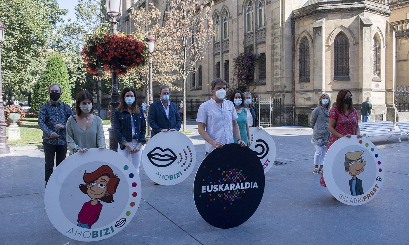 Material didaktikoa aurkeztu zuten atzo, Donostian. JUAN CARLOS RUIZ / FOKU.