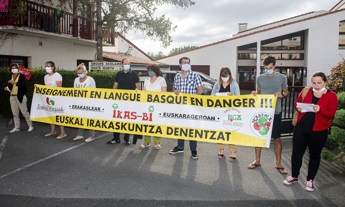 Euskal Konfederazioko eta guraso elkarteetako kideak, atzo, Hiriburuko Baste Quieta eskola aitzinean. GUILLAUME FAUVEAU.